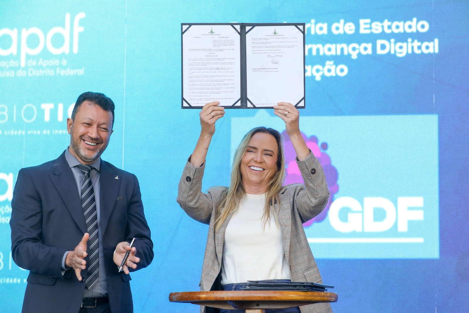 Governadora Celina Leão durante anúncio de câmeras para feiras permanentes do DF. Foto: Lúcio Bernardo Jr./Agência Brasília