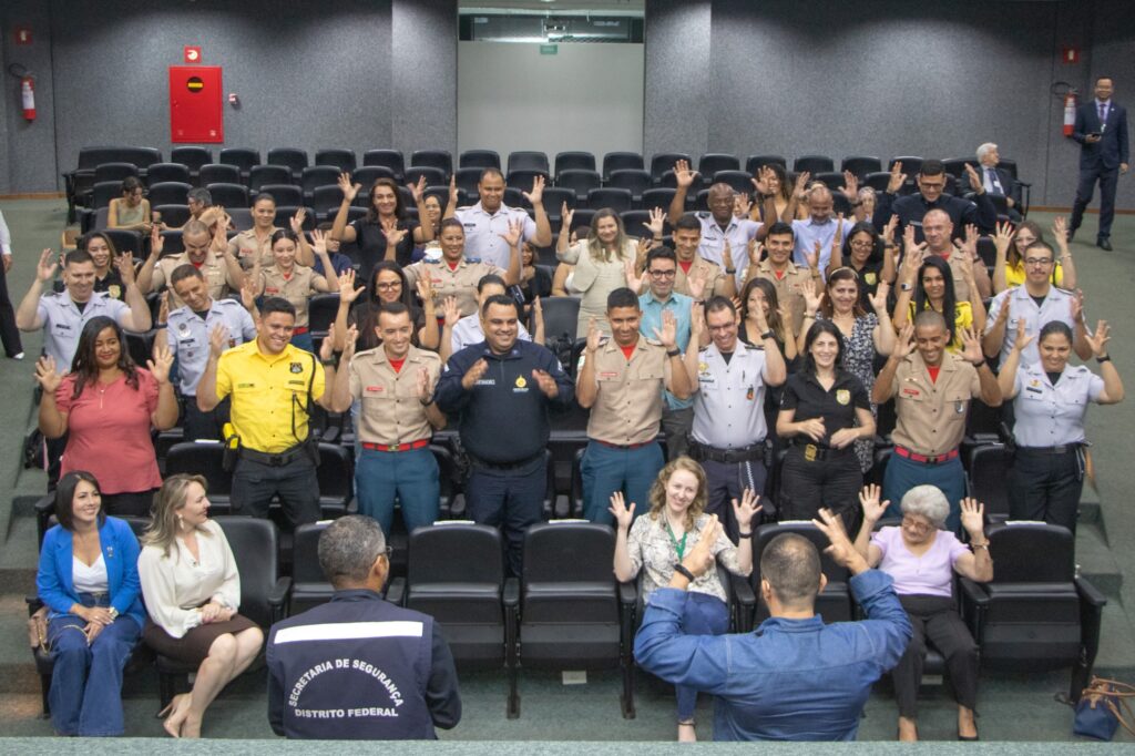 Representantes da segurança pública e do IFB em assinatura de cooperação técnica. Foto: Divulgação/SSP-DF