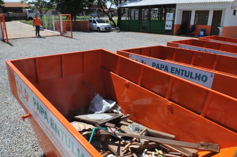 Contêineres de papa-entulho em unidade do Distrito Federal