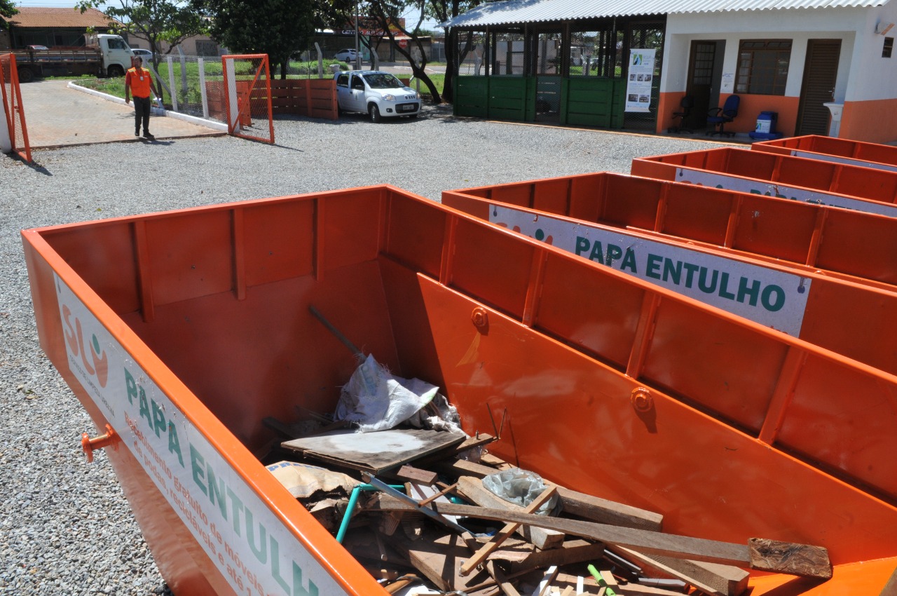 Contêineres de papa-entulho em unidade do Distrito Federal