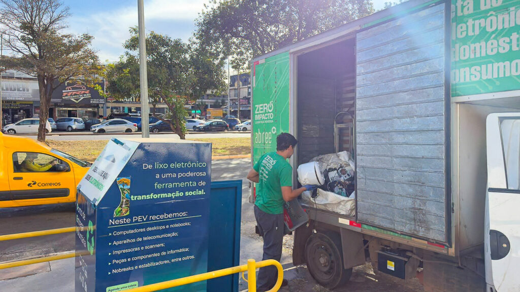 Trabalhador recolhe equipamentos em ponto de descarte de resíduos eletroeletrônicos no DF