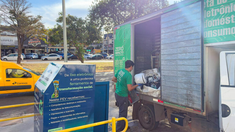 Trabalhador recolhe equipamentos em ponto de descarte de resíduos eletroeletrônicos no DF