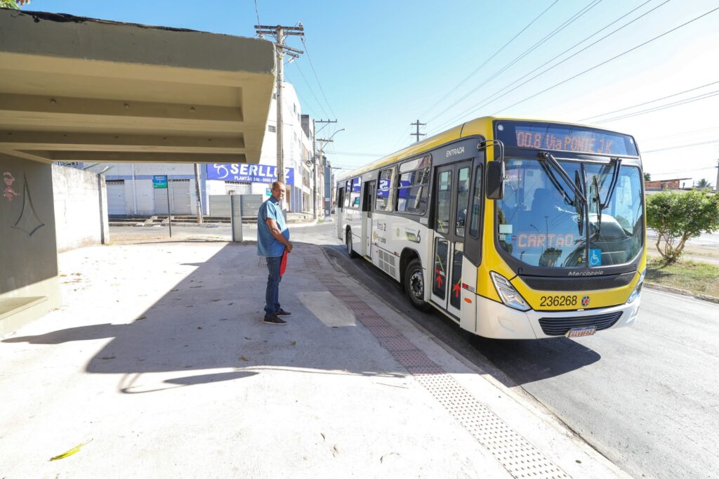 Ônibus do transporte público parado em ponto do Distrito Federal