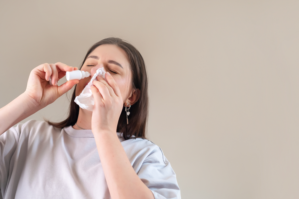 Lavagem nasal com soro fisiológico ajuda a hidratar a mucosa durante o tempo seco