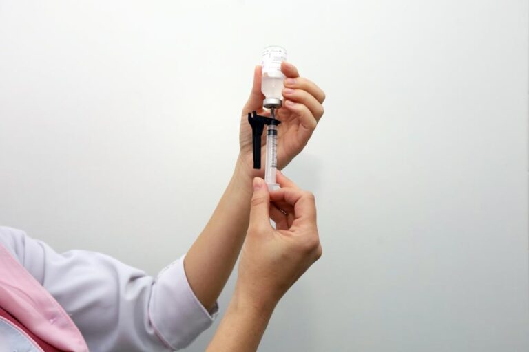 Profissional aplica vacina durante campanha de multivacinação no Distrito Federal