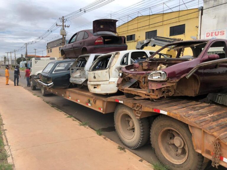 Veículo com sinais de abandono que pode passar por vistoria no Distrito Federal