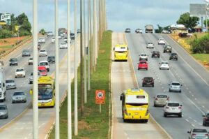 Táxi circula no corredor onde ocorrerá o teste de táxis no BRT Sul