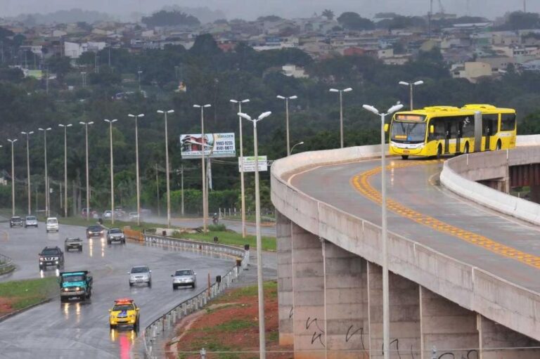 Táxi autorizado a circular no corredor exclusivo do BRT Sul