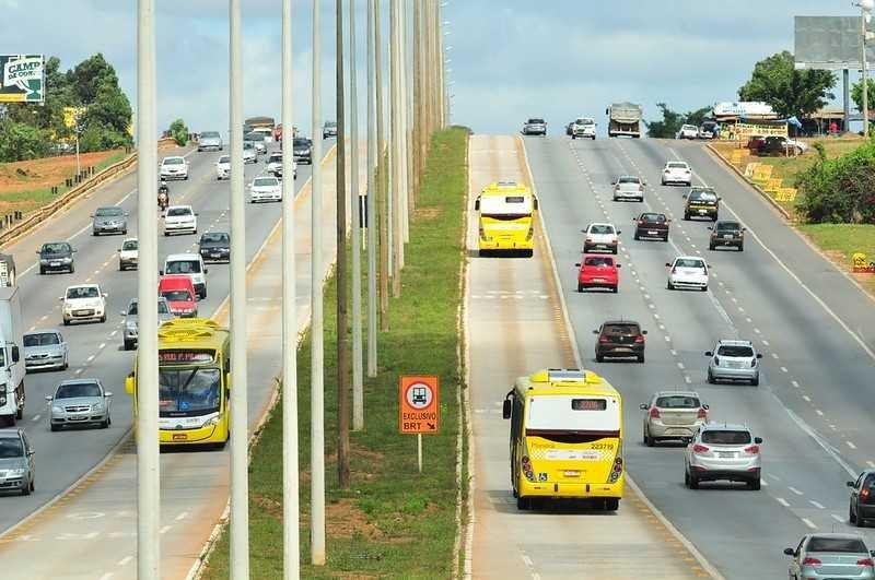 Táxi circula no corredor onde ocorrerá o teste de táxis no BRT Sul