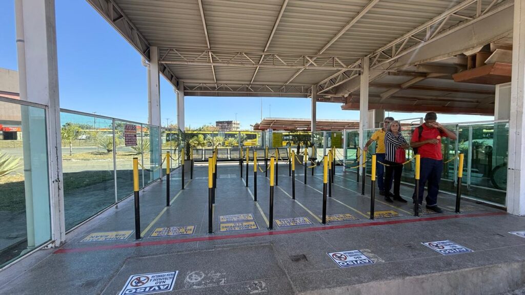 Filas prioritárias separadas por linha em estação do BRT Sul