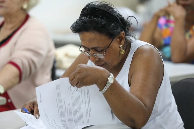 Candidata realiza prova de concurso público no Distrito Federal