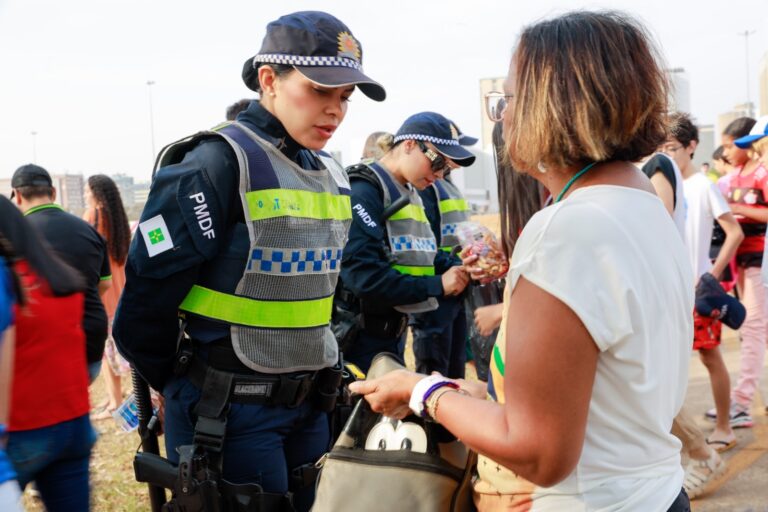 Policial realiza revista preventiva durante evento na Esplanada dos Ministérios