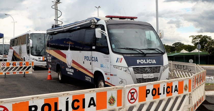 Veículo da Polícia Militar preparado para a operação de segurança nas eleições de 2026 no DF